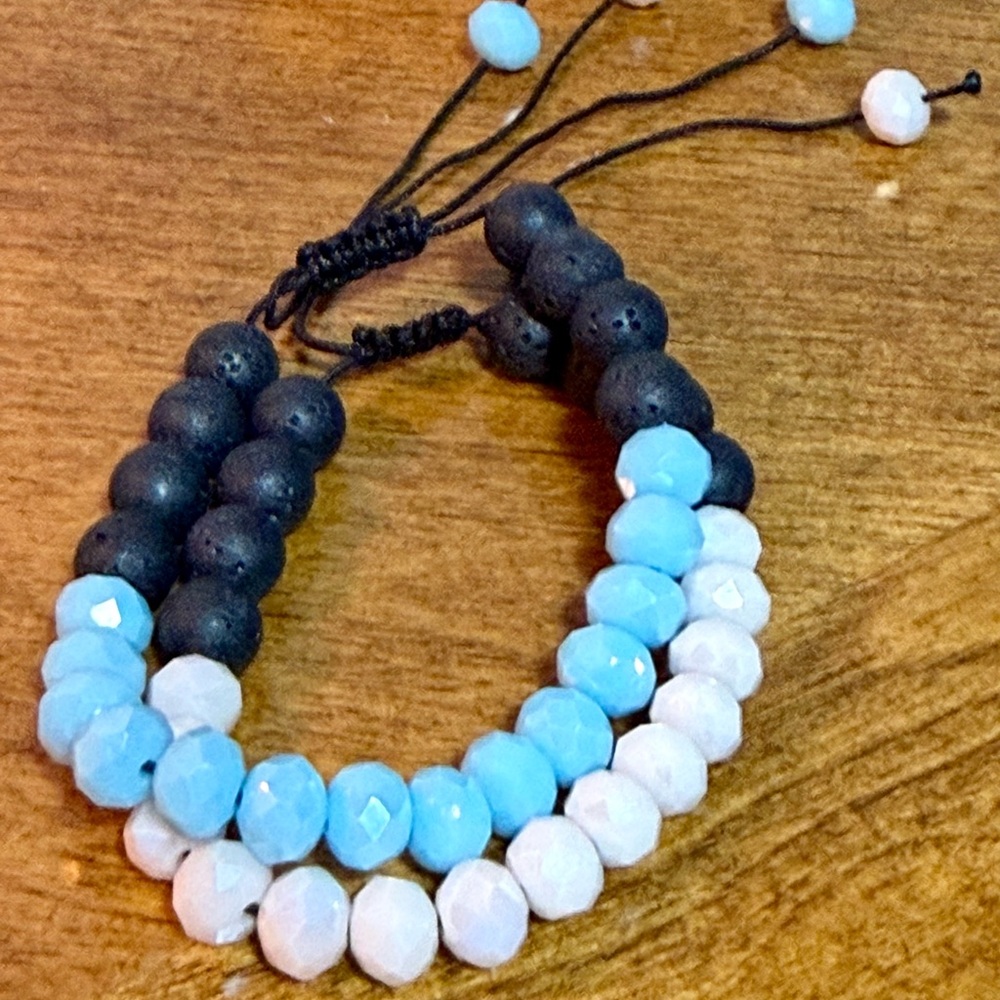 Elegant Blue and White Beaded Bracelet - Picture 8 of 8